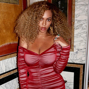 Photo de Beyoncé, habillée d'un peignoir en velours Bouguessa, d'une robe House of CB et de sandales Saint Laurent. Août 2017.