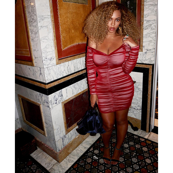 Photo de Beyoncé, habillée d'un peignoir en velours Bouguessa, d'une robe House of CB et de sandales Saint Laurent. Août 2017.