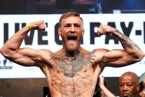 Conor McGregor lors de la traditionnelle pesée à quelques heures de son combat contre Floyd Mayweather, le 25 août 2017 à la T-Mobile Arena de Las Vegas.