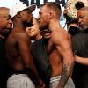Floyd Mayweather et Conor McGregor face-à-face lors de la traditionnelle pesée à quelques heures de leur combat, le 25 août 2017 à la T-Mobile Arena de Las Vegas.