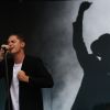Her (Victor Solf devant la silhouette du regretté Simon Carpentier, mort le 13 août dernier) en concert au Festival Rock En Seine, au Domaine National de Saint-Cloud, le 26 août 2017 © Lise Tuillier / Bestimage