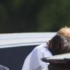 Le prince Harry et sa compagne Meghan Markle s'enlacent lors de l'Adui Challenge, tournoi de polo à Ascot disputé par le prince le 7 mai 2017.