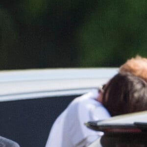 Le prince Harry et sa compagne Meghan Markle s'enlacent lors de l'Adui Challenge, tournoi de polo à Ascot disputé par le prince le 7 mai 2017.