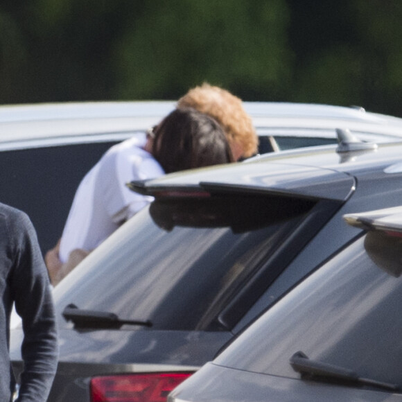 Le prince Harry et sa compagne Meghan Markle s'enlacent lors de l'Adui Challenge, tournoi de polo à Ascot disputé par le prince le 7 mai 2017.