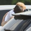 Le prince Harry et sa compagne Meghan Markle s'enlacent lors de l'Adui Challenge, tournoi de polo à Ascot disputé par le prince le 7 mai 2017.