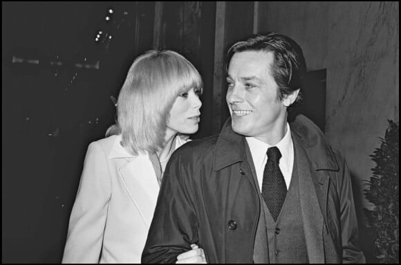 ARCHIVES - Mireille Darc et Alain Delon à Paris en 1975.