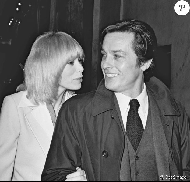 ARCHIVES - Mireille Darc et Alain Delon à Paris en 1975.