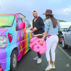 Nabilla et Thomas Vergara frôlent l'accident de voiture dans le premier épisode des "Incroyables Aventures de Nabilla et Thomas en Australie". NRJ12, le 28 août 2017.