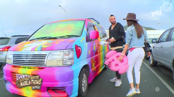 Nabilla et Thomas Vergara frôlent l'accident de voiture dans le premier épisode des "Incroyables Aventures de Nabilla et Thomas en Australie". NRJ12, le 28 août 2017.