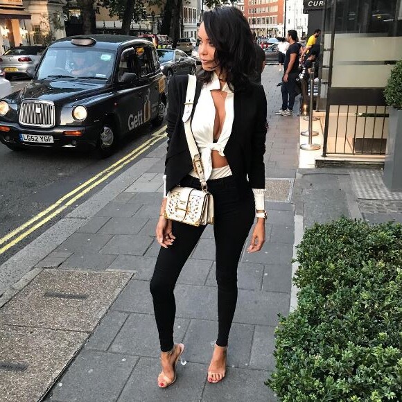 Nabilla sublime les cheveux courts et naturels.