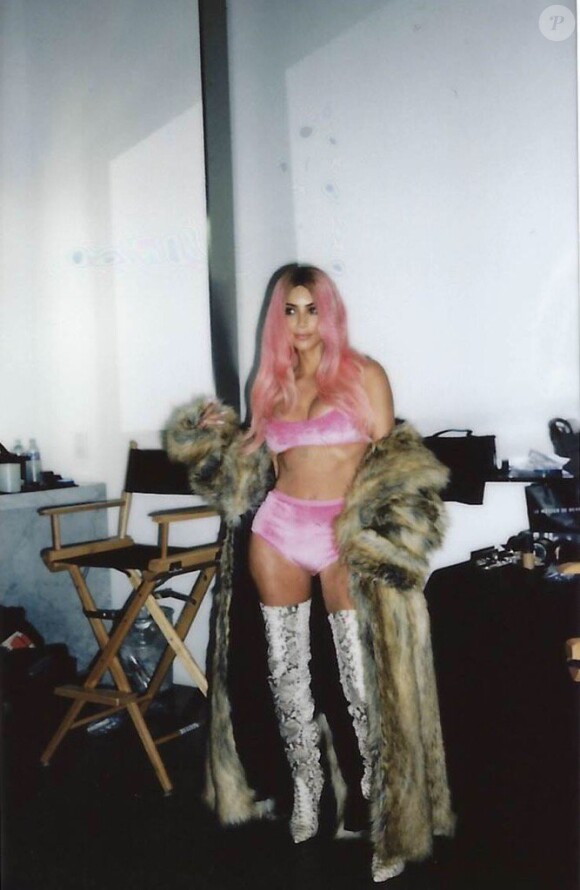 Kim Kardashian en séance photo pour CR Fashion Book. Août 2017.