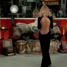 Mireille Darc et sa fameuse robe dans Le Grand Blond avec une chaussure noire.