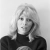 En France, à Paris, Mireille Darc chez elle dans son salon le 9 février 1970.