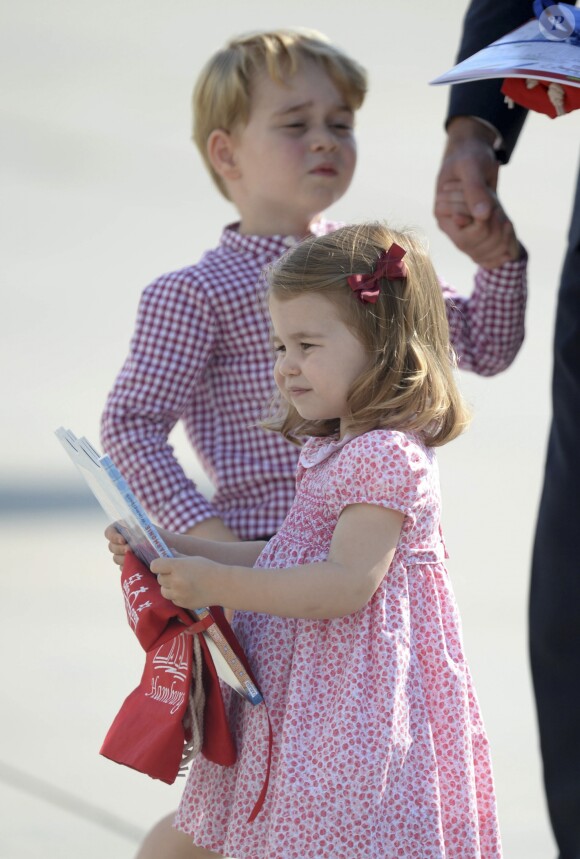 Le prince George de Cambridge et la princesse Charlotte de Cambridge lors de leur départ à l'aéroport de Hambourg, le 21 juillet 2017, après leur visite officielle en Allemagne.