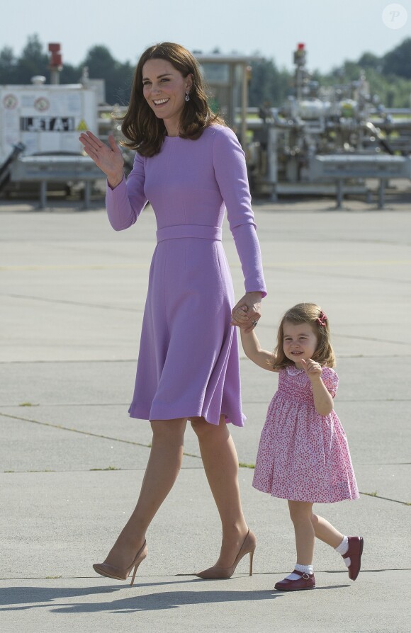 Catherine Kate Middleton, duchesse de Cambridge et sa fille la princesse Charlotte de Cambridge lors de leur départ à l'aéroport de Hambourg, le 21 juillet 2017, après leur visite officielle en Allemagne.