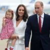 Catherine Middleton, duchesse de Cambridge, la princesse Charlotte, le prince William, duc de Cambridge - Le couple princier d'Angleterre à leur arrivée à l'aéroport Chopin à Varsovie, à l'occasion de leur voyage de deux jours en Pologne. Le 17 juillet 2017