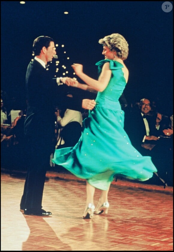 Le prince Charles et Diana dansant lors d'une soirée en Australie. 1983.