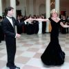 John Travolta et la princesse Diana partageant une danse lors d'un dîner de gala organisé à la Maison Blanche à Washington en novembre 1985.