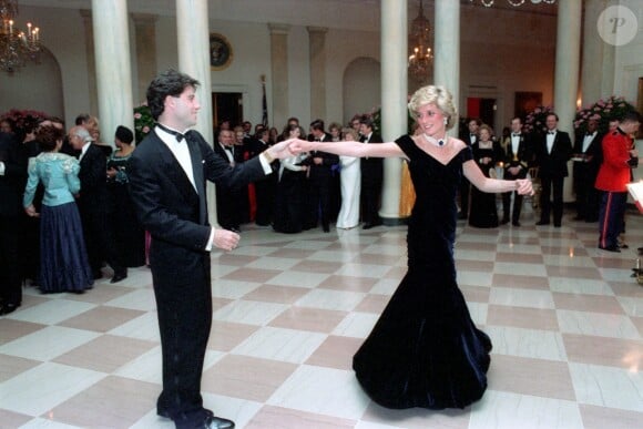 John Travolta et la princesse Diana partageant une danse lors d'un dîner de gala organisé à la Maison Blanche à Washington en novembre 1985.