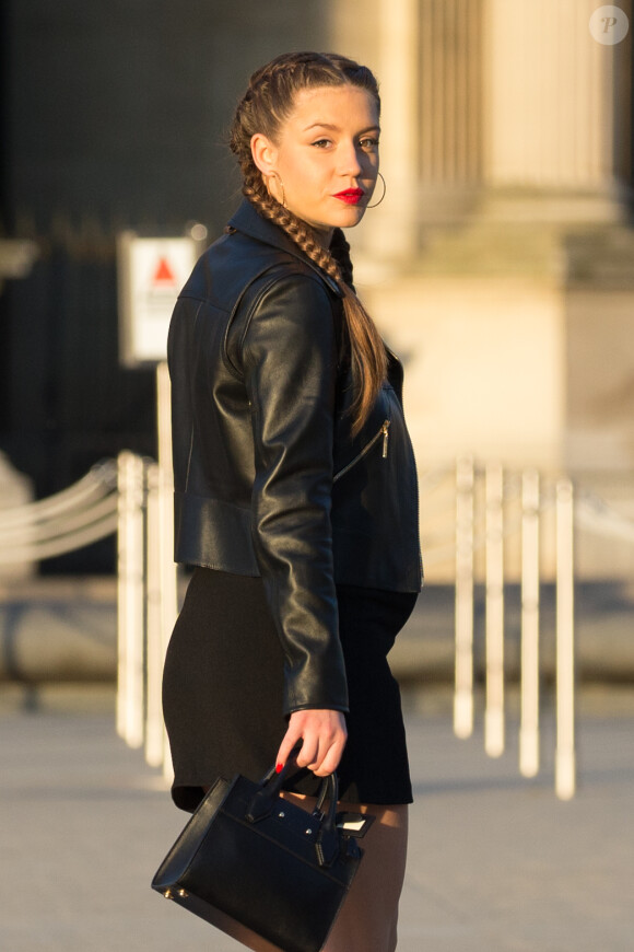 Adèle Exarchopoulos (enceinte) arrivant au cocktail du dîner de présentation de la nouvelle collection Louis Vuitton "Masters, Les Grands Maîtres" en collaboration avec Jeff Koons au Louvre à Paris, France, le 11 avril 2017.
