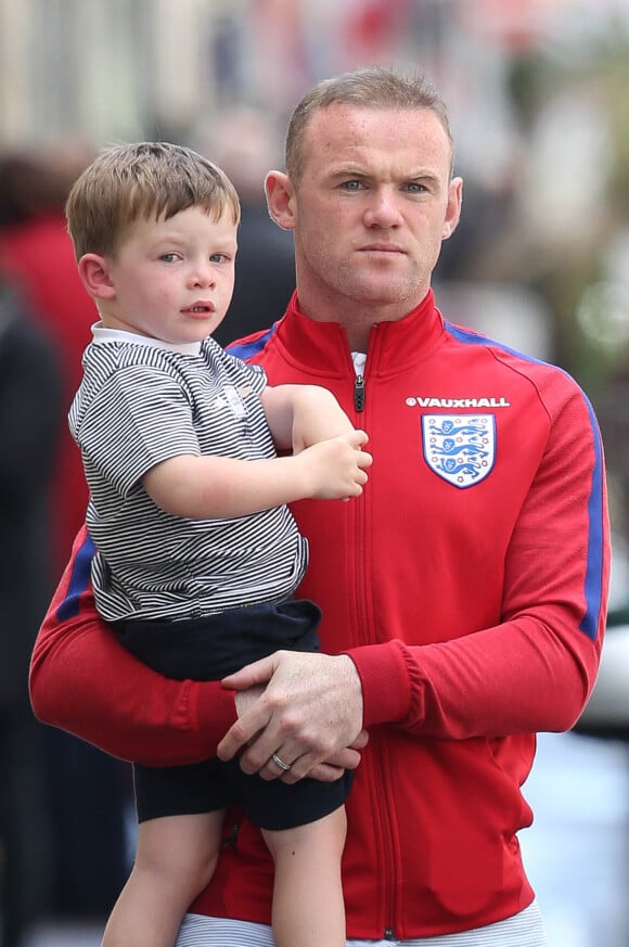 Exclusif  - Wayne Rooney et son fils Klay - Le footballeur Anglais Wayne Rooney est allé déjeuner en famille dans un restaurant " Le restaurant du tout Chantilly" à Chantilly le 17 juin 2016.
