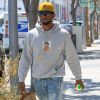 Usher porte un sweat à capuche Supreme Andy Warhol Muhammad Ali dans les rues de Beverly Hills après avoir déjeuner seul au M Cafe, le 29 août 2017.