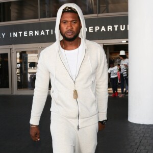Usher va prendre l'avion avec son fils Naviyd Raymond à Los Angeles le 27 juin 2017.