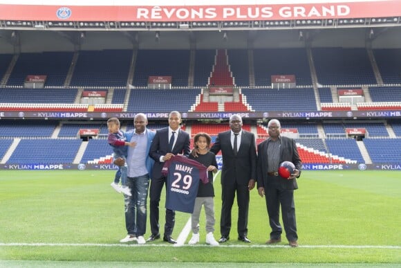 Kylian Mbappé et sa famille lors de la présentation officielle de Kylian Mbappé au PSG (Paris-Saint-Germain) au Parc des Princes à Paris, le 6 septembre 2017. © Pierre Perusseau/Bestimage