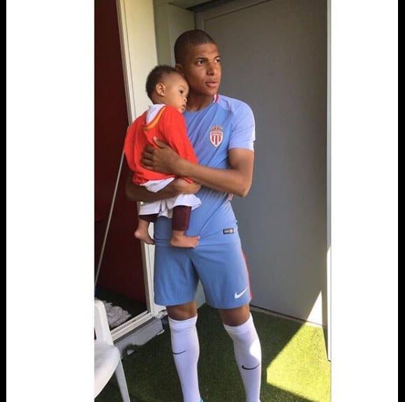 Kylian Mbappé pose avec son cousin, le fils de son oncle Pierre Mbappé, sur Instagram, le 3 août 2017.