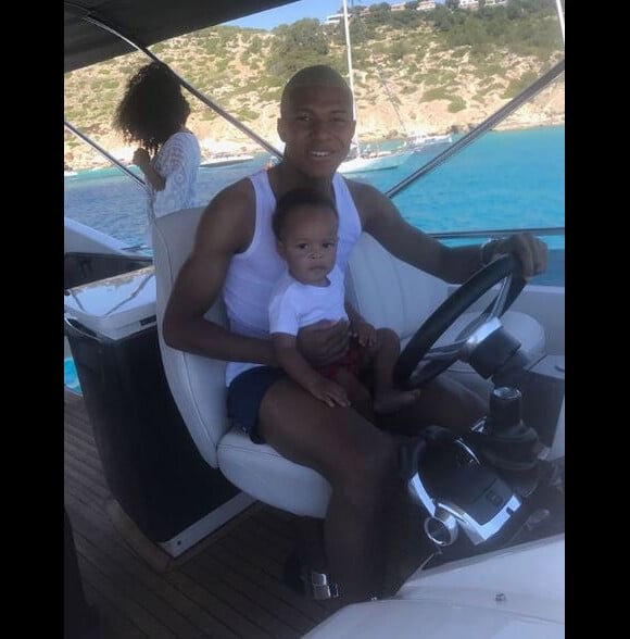 Kylian Mbappé pose avec son cousin, le fils de son oncle Pierre Mbappé, sur Instagram, le 18 juin 2017.