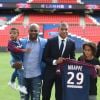 Kylian Mbappé et sa famille lors de sa présentation officielle au PSG (Paris-Saint-Germain) au Parc des Princes à Paris, le 6 septembre 2017.