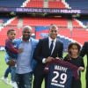 Kylian Mbappé et sa famille lors de sa présentation officielle au PSG (Paris-Saint-Germain) au Parc des Princes à Paris, le 6 septembre 2017.