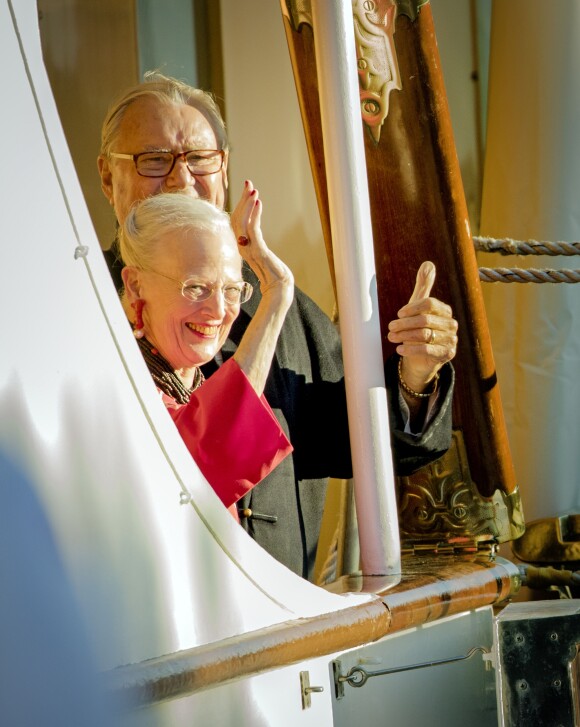 Le prince Henrik et la reine Margrethe II de Danemark à bord du yacht royal, le KDM Dannebrog, pour fêter le 18e anniversaire du prince Nikolai de Danemark à Copenhague le 28 août 2017.