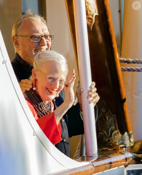Le prince Henrik et la reine Margrethe II de Danemark à bord du yacht royal, le KDM Dannebrog, pour fêter le 18e anniversaire du prince Nikolai de Danemark à Copenhague le 28 août 2017.
