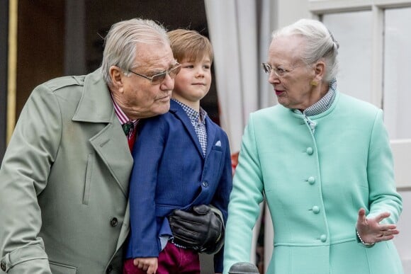 Le prince Henrik et la reine Margrethe II de Danemark avec leur petit-fils le prince Vincent au palais de Marselisborg à Aarhus le 16 avril 2017 pour les 77 ans de la monarque.