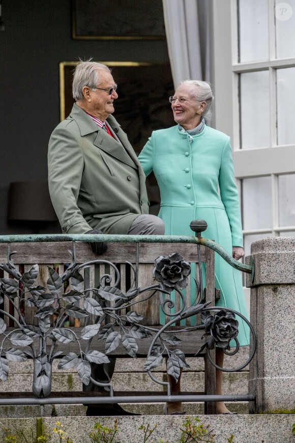 Le prince Henrik et la reine Margrethe II de Danemark au palais de Marselisborg à Aarhus le 16 avril 2017 lors du 77e anniversaire de la monarque.