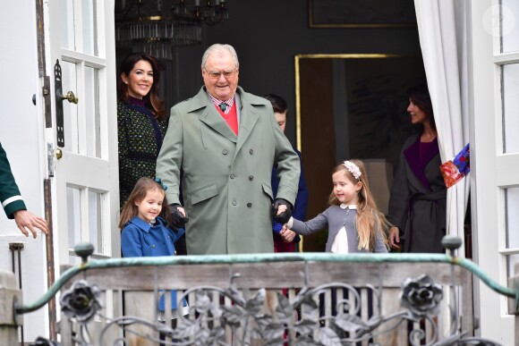 Le prince Henrik de Danemark avec ses petites-filles la princesse Athena et la princesse Josephine au palais de Marselisborg à Aarhus le 16 avril 2017 lors du 77e anniversaire de la reine Margrethe II.