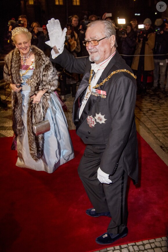 La reine Margrethe II de Danemark et le prince Henrik lors de la soirée du Nouvel An au Palais d'Amalienborg à Copenhague le 1er janvier 2017.
