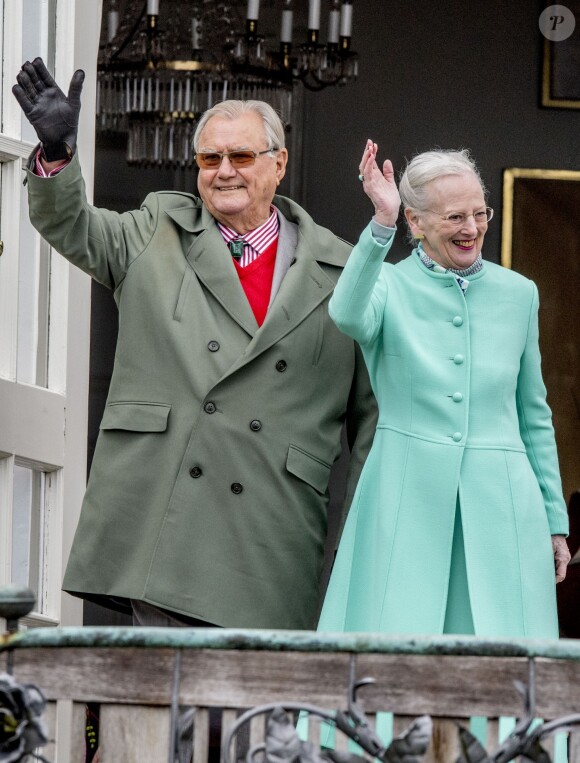Le prince Henrik et la reine Margrethe II de Danemark au palais de Marselisborg à Aarhus le 16 avril 2017 lors du 77e anniversaire de la monarque.
