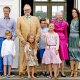 Le prince Frederik, le prince Vincent, la princesse Josephine, le prince Henrik, le prince Christian, la princesse Isabella, la reine Margrethe, la princesse Mary au palais de Grasten, le 15 juillet 2016.