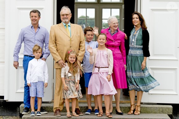 Le prince Frederik, le prince Vincent, la princesse Josephine, le prince Henrik, le prince Christian, la princesse Isabella, la reine Margrethe, la princesse Mary au palais de Grasten, le 15 juillet 2016.