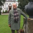 Le prince Henrik de Danemark le 30 juin 2017 dans le parc du palais de Marselisborg, à Aarhus, posant à côté de la sculpture "Torso" qu'il a créée. Le 6 septembre 2017, la cour danoise a annoncé qu'Henrik souffre de démence. © Instagram Cour royale de Danemark