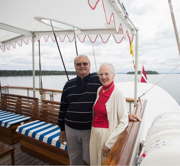 Le prince Henrik et la reine Margrethe II de Danemark à bord du Dannebrog le jour de leurs noces d'or, le 10 juin 2017. Le 6 septembre 2017, la cour danoise a annoncé qu'Henrik souffre de démence. © Instagram Cour royale de Danemark