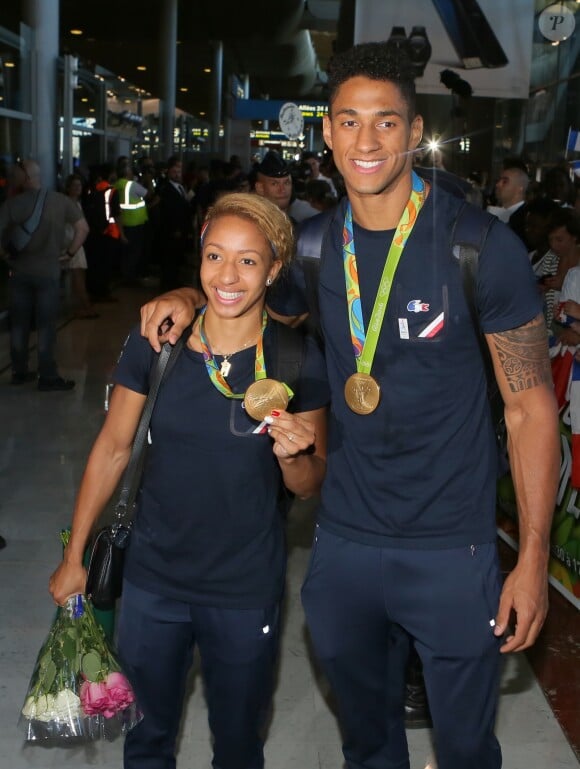 Tony Yoka et sa compagne Estelle Mossely - Arrivées des athlètes des jeux olympiques de Rio 2016 à l'aéroport de Roissy le 23 août 2016.