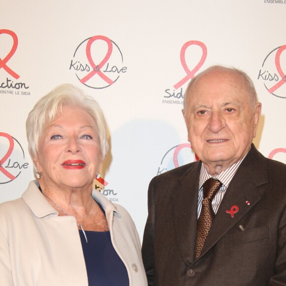 Line Renaud et Pierre Bergé lors du photocall du lancement de l'album des 20 ans de Sidaction à l'Elysée Biarritz, à Paris le 22 octobre 2014.