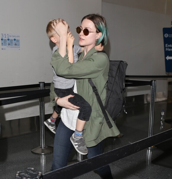 Rachel Evan Wood arrive avec son fils Evan à l'aéroport de Los Angeles (LAX), le 1er juin 2017.