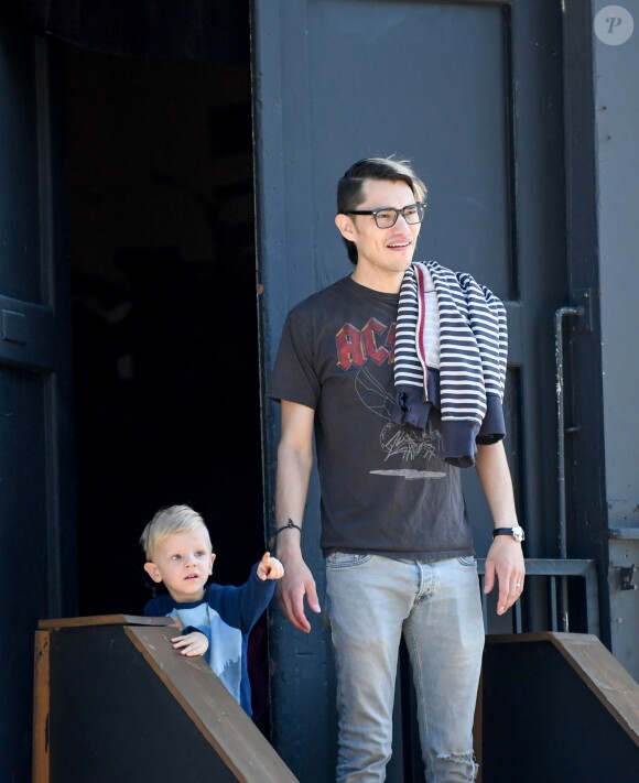 Exclusif - Zach Villa, le compagnon de Evan Rachel Wood et Evan, le fils de Evan Rachel Wood à la sortie d'un studio de Los Angeles le 5 avril 2017