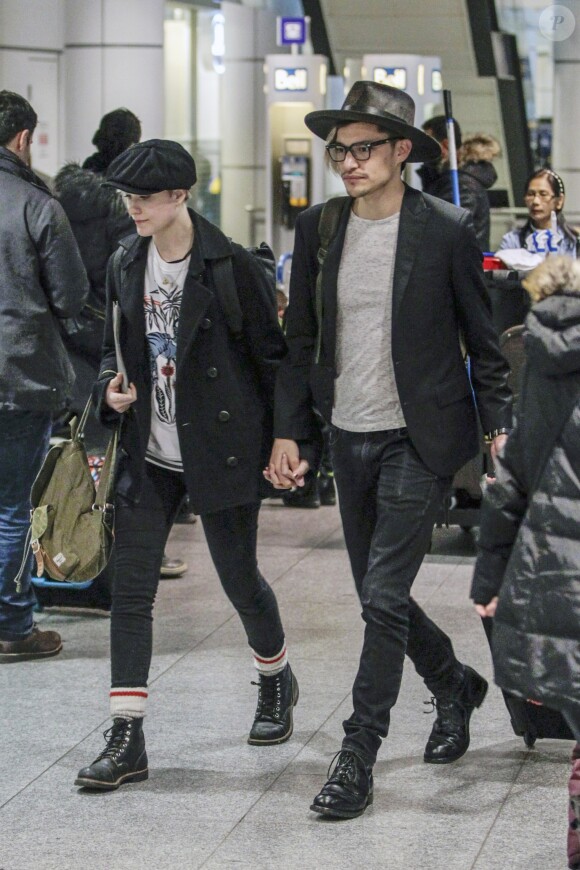 Exclusif - Evan Rachel Wood et son compagnon Zach Villa main dans la main à l'aéroport de Montreal le 16 décembre 2016.