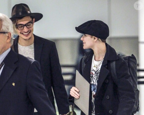 Exclusif - Evan Rachel Wood et son compagnon Zach Villa main dans la main à l'aéroport de Montreal le 16 décembre 2016.