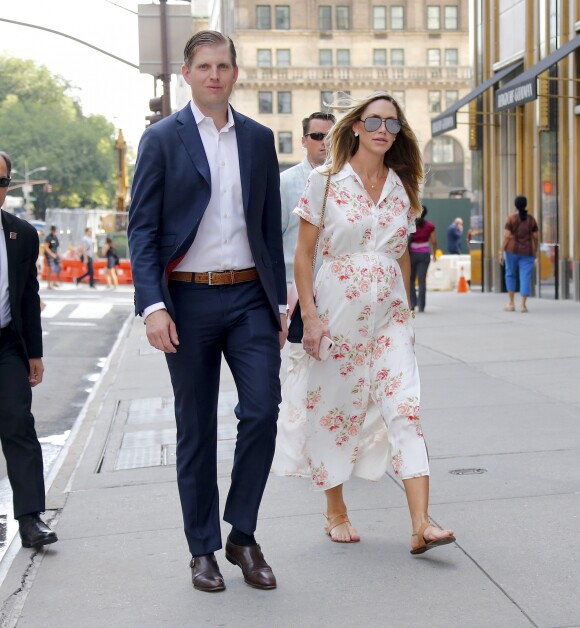 Exclusif - Le fils de D Trump, Eric Trump et sa femme Lara Yunaska, enceinte, arrivent à la Trump Tower sur la 5ème avenue à New York, le 18 Juillet 2017.  Exclusive - For Germany Call For Price - No Internet Use For Switzerland and Belgium - D Trump's son Eric Trump with his pregnant wife Lara Yunaska are walking to the Trump Tower on Fifth Avenue in New York, NY on July 18, 201718/07/2017 - New York